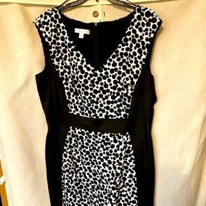 Black whit sleeveless sheath dress.